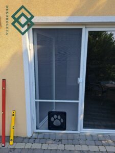 Moskitiera na drzwi balkonowe z otworem dla psa lub kota Toruń